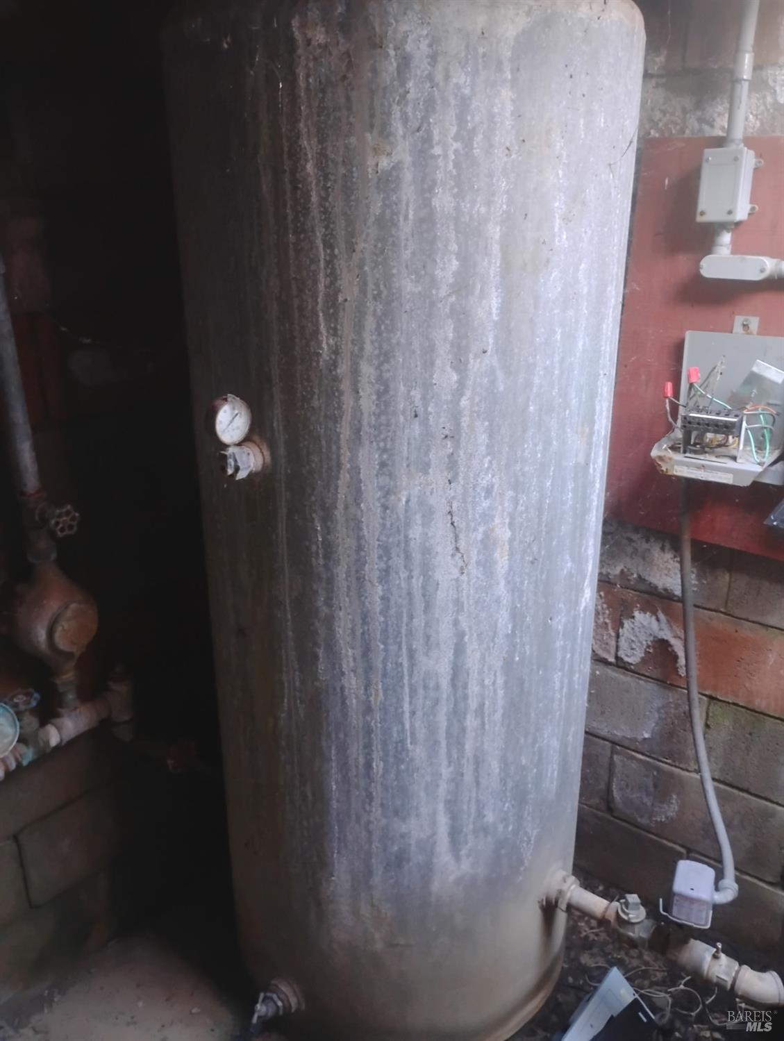 5801 Lake Ridge Road Ukiah, CA 95482 - Photo 7 of 21 a view of a closet