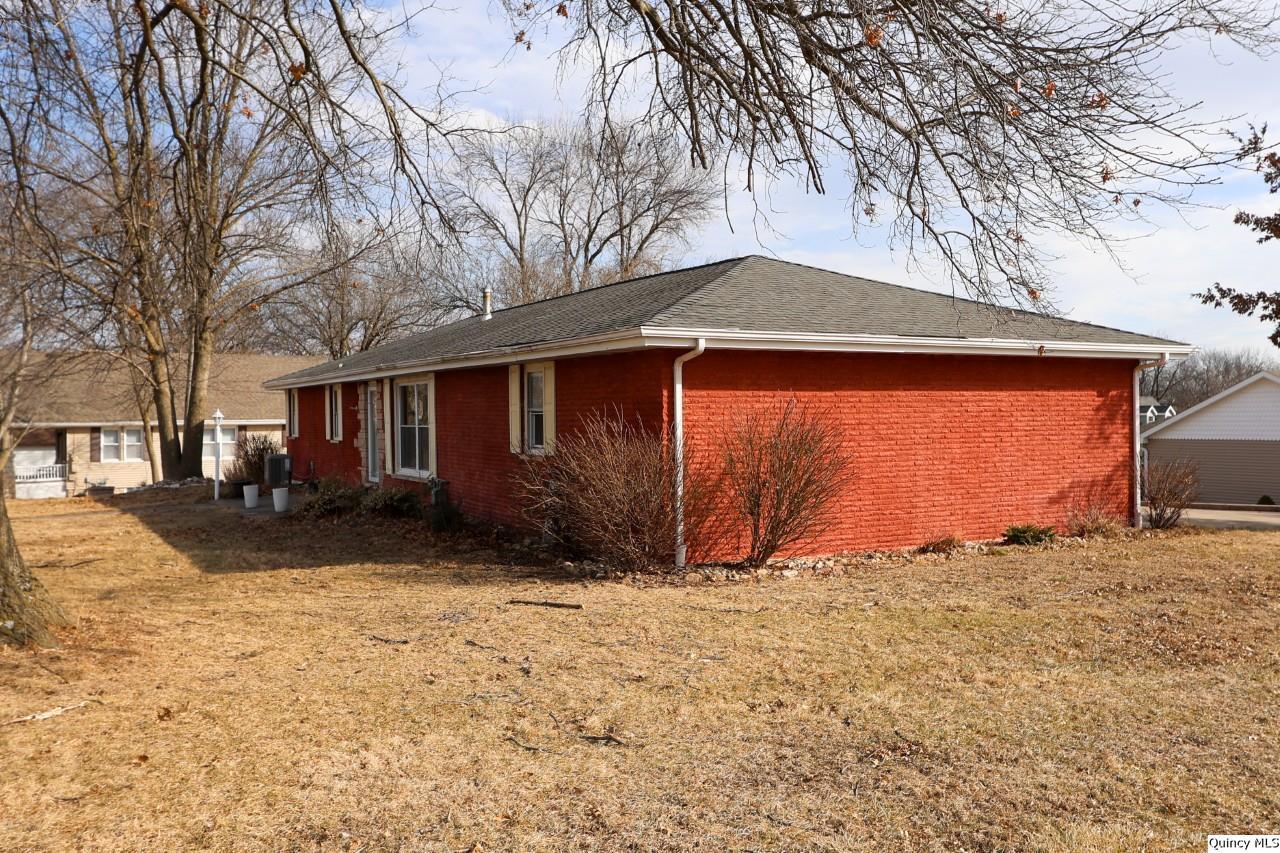 4400 State Street Quincy, IL 62305 - Photo 29 of 31 a view of a yard with a house