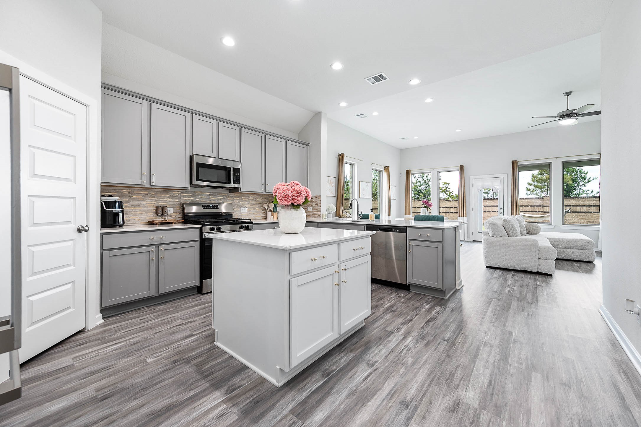 10926 Wander Way Beasley, TX 77417 - Photo 5 of 38 a kitchen with sink a microwave and cabinets