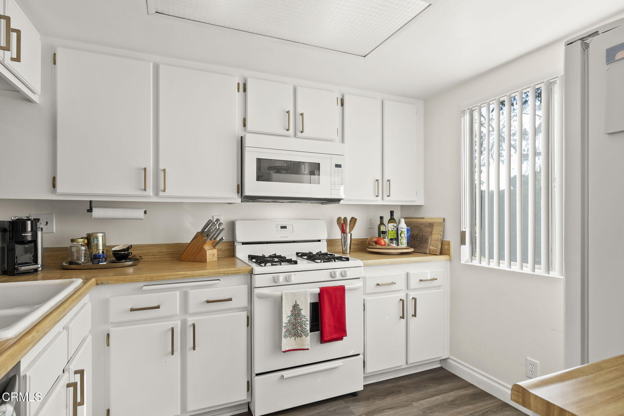 3255 Kelp Lane Oxnard, CA 93035 - Photo 14 of 45 a kitchen with cabinets appliances a sink and a window
