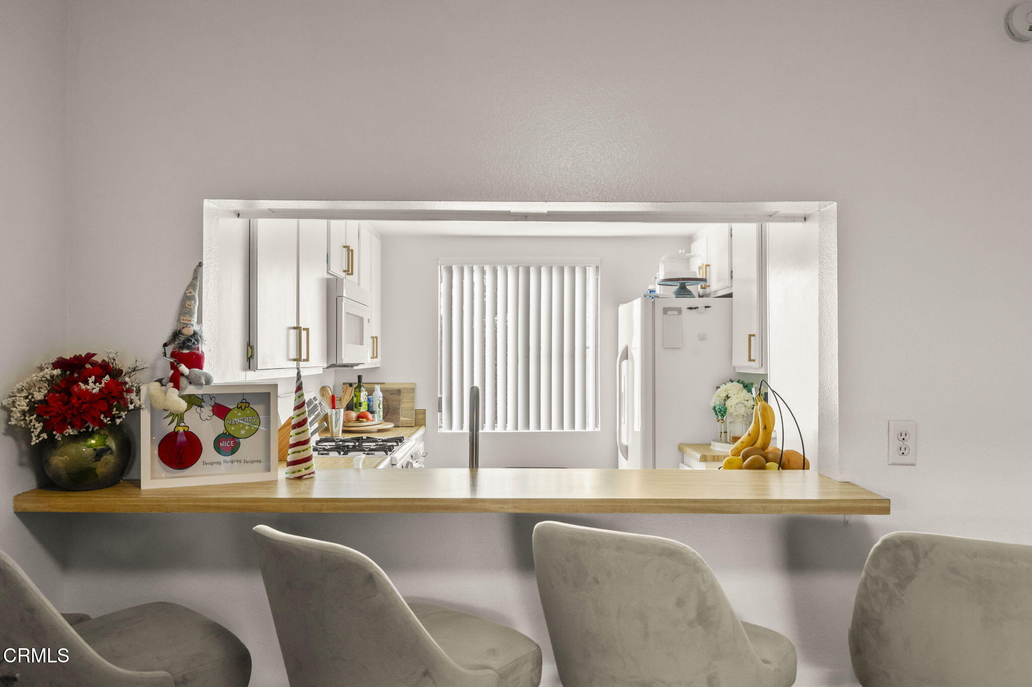 3255 Kelp Lane Oxnard, CA 93035 - Photo 22 of 45 a living room with furniture and flowers