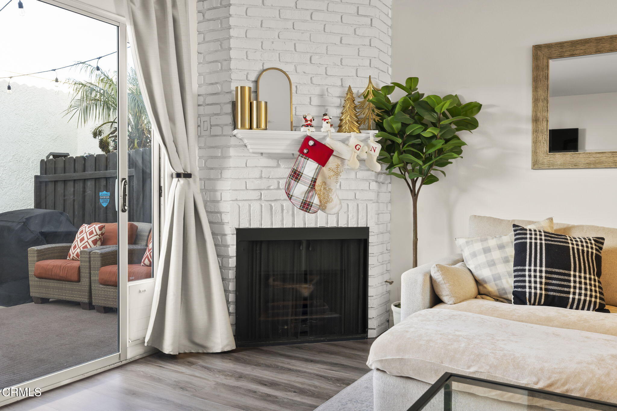 3255 Kelp Lane Oxnard, CA 93035 - Photo 6 of 45 a living room with furniture