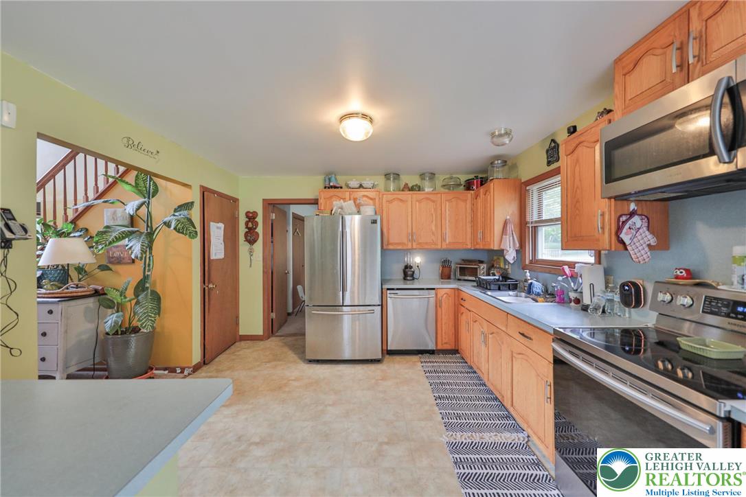 4608 Pine Ridge Drive West Bushkill, PA 18324 - Photo 22 of 62 A functional kitchen boasts ample cabinetry and modern stainless steel appliances, ready for culinary endeavors.