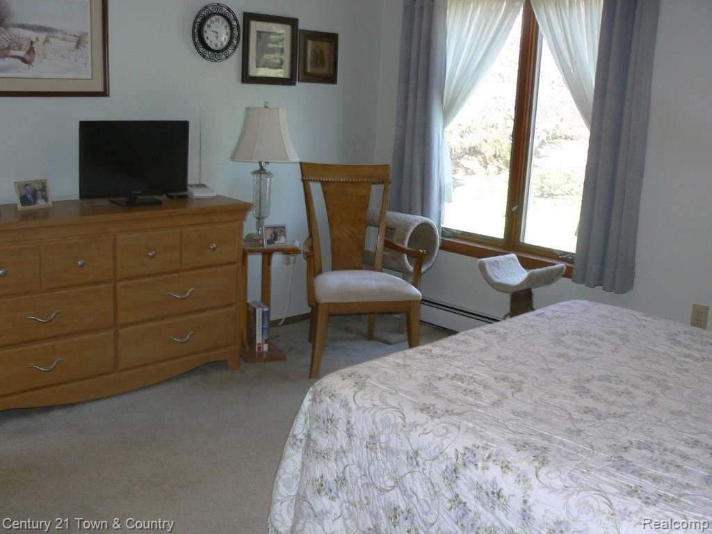 2297 London Bridge Drive, Unit 28 Rochester, MI 48307 - Photo 16 of 29 Master Bedroom.jpg