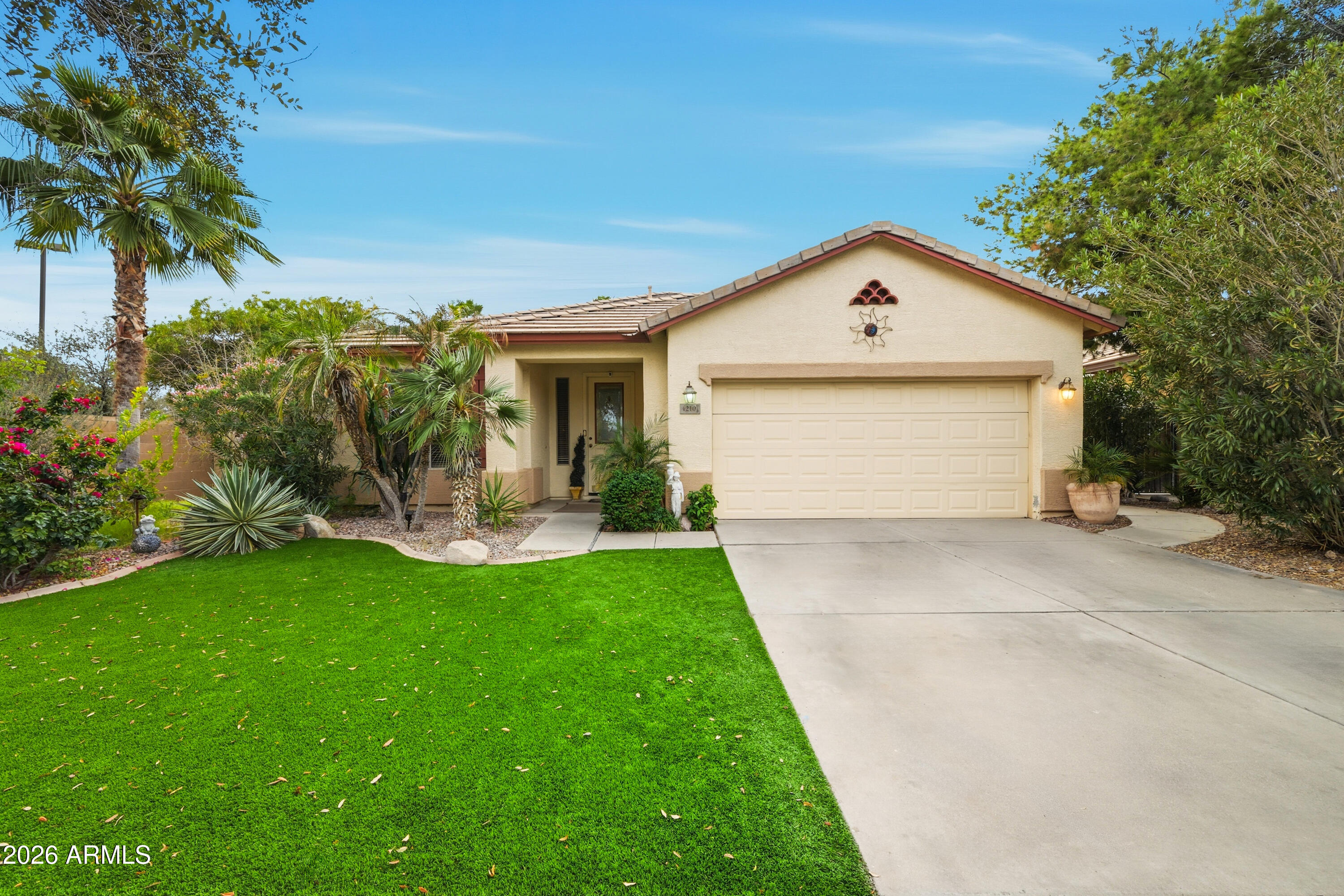 4210 South Splendor Place Gilbert, AZ 85297 - Photo 5 of 38 a front view of a house with a yard