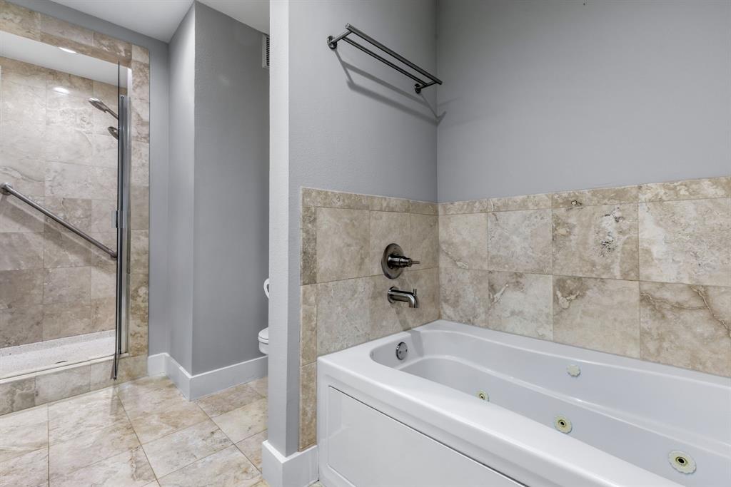 5055 Addison Circle, Unit 731 Addison, TX 75001 - Photo 24 of 40 Jetted tub and a separate shower complete the luxurious primary bath.