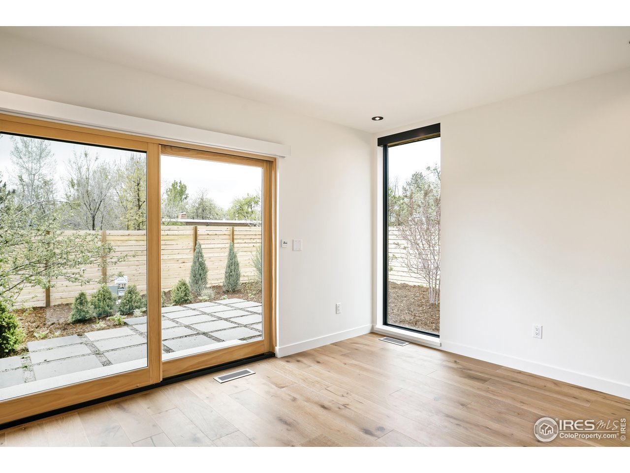 2125 Upland Avenue Boulder, CO 80304 - Photo 16 of 36 a view of an empty room and window