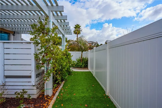 a view of a backyard with pathway