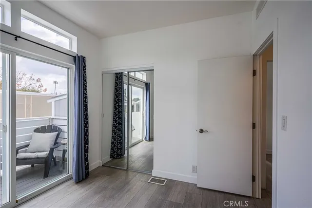 a sign that is sitting on a brick wall