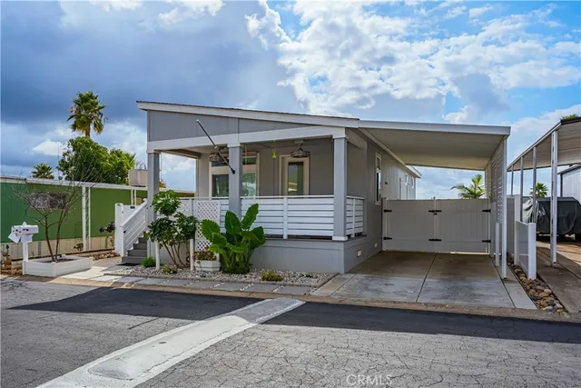 a view of entryway with a flower garden