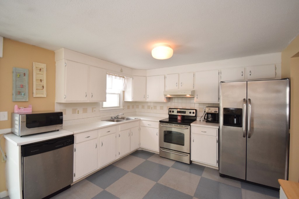 208 Ellendale Circle Springfield, MA 01128 - Photo 3 of 27 Gallery Image 3