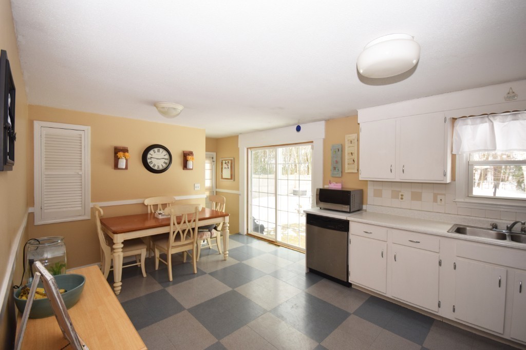 208 Ellendale Circle Springfield, MA 01128 - Photo 4 of 27 Gallery Image 4