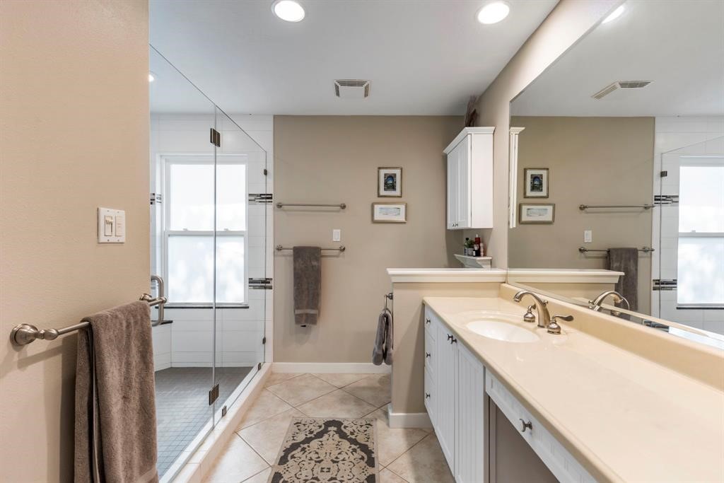 982 West 42nd Street Houston, TX 77018 - Photo 11 of 20 a bathroom with a sink a mirror and a bathtub