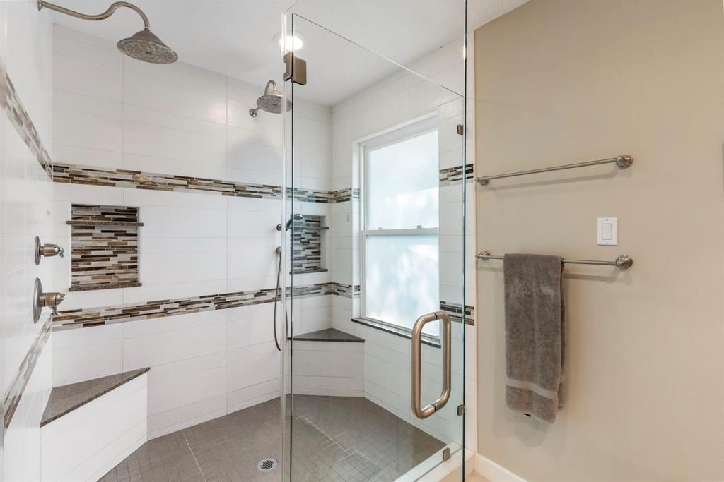 982 West 42nd Street Houston, TX 77018 - Photo 12 of 20 a bathroom with a shower