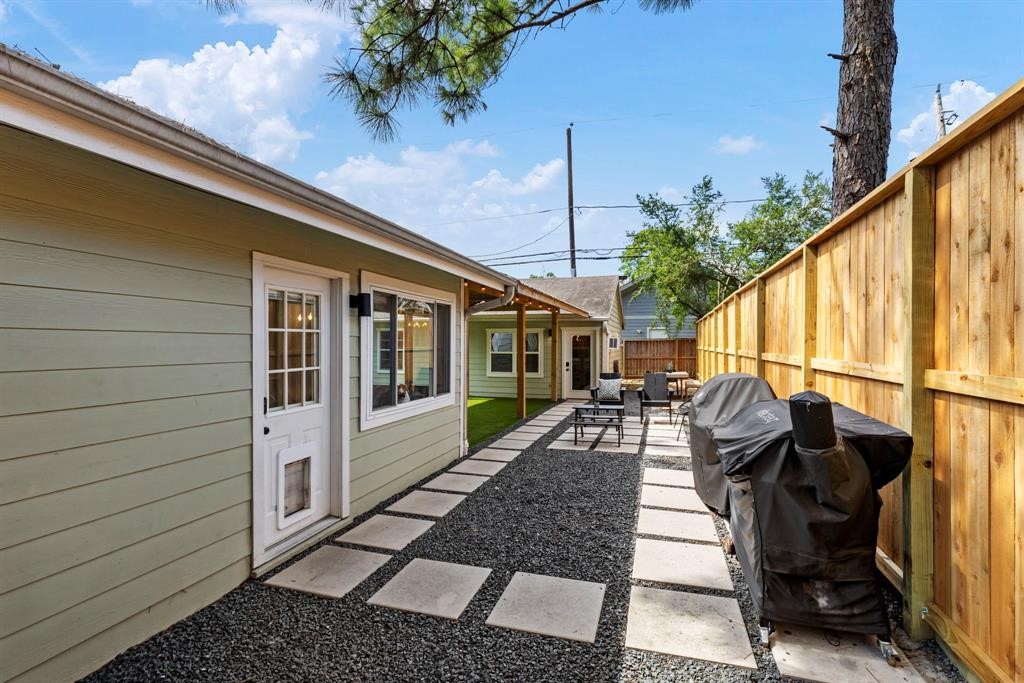 982 West 42nd Street Houston, TX 77018 - Photo 14 of 20 a view of deck with patio