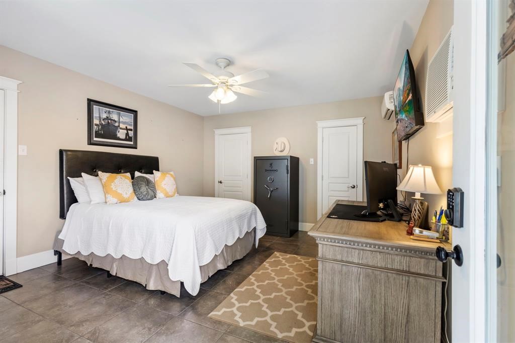 982 West 42nd Street Houston, TX 77018 - Photo 15 of 20 a bedroom with a bed flat screen tv and a window