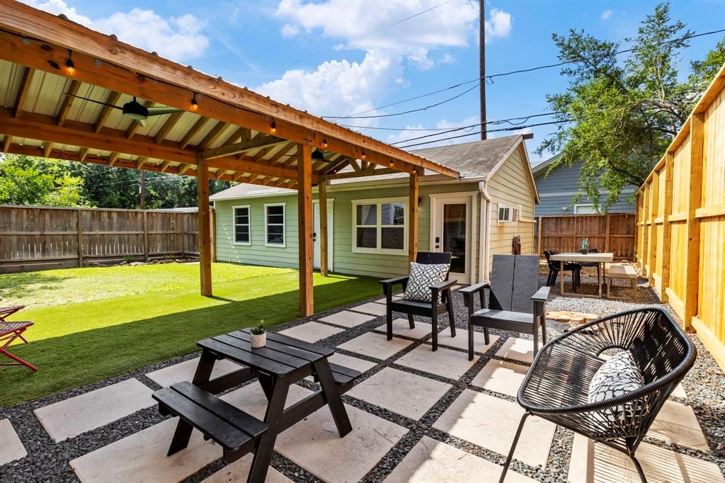 982 West 42nd Street Houston, TX 77018 - Photo 18 of 20 a view of a house with backyard swimming pool and sitting area
