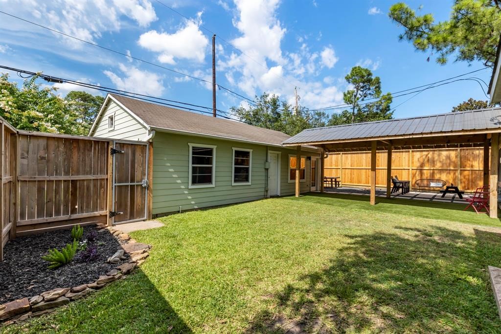 982 West 42nd Street Houston, TX 77018 - Photo 19 of 20 a view of a house with backyard and a garden