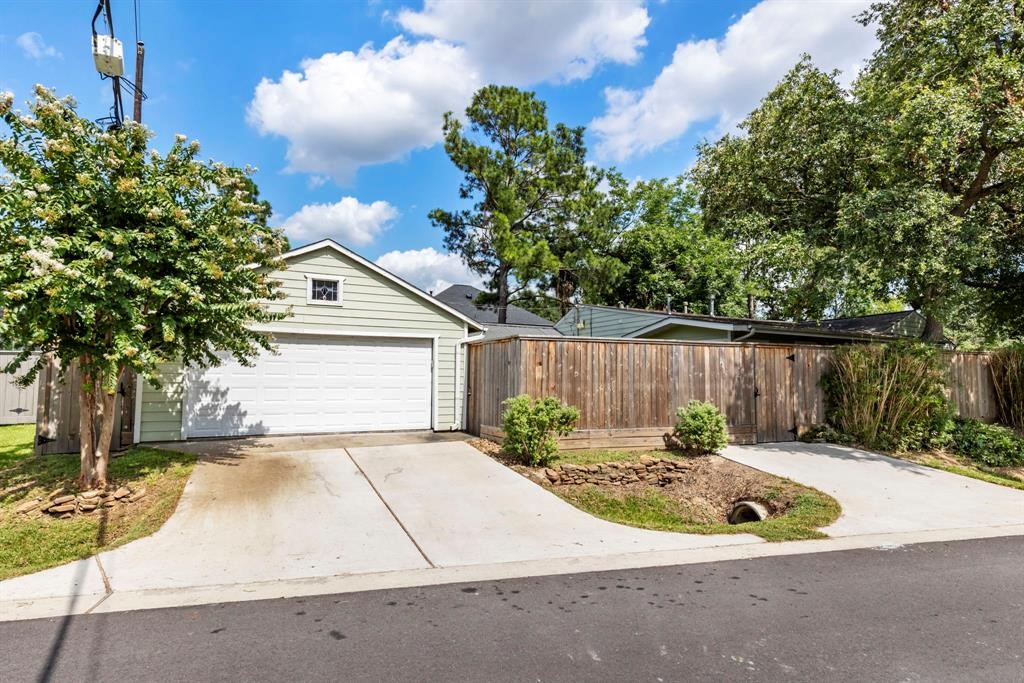 982 West 42nd Street Houston, TX 77018 - Photo 20 of 20 a backyard of a house with table and chairs and a large tree