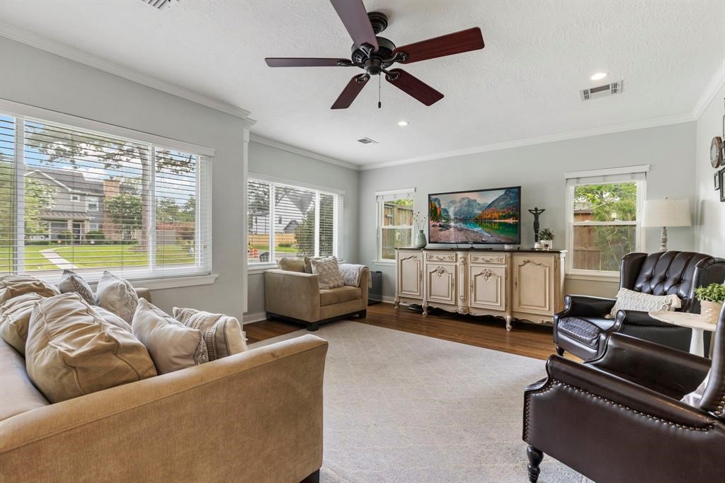 982 West 42nd Street Houston, TX 77018 - Photo 2 of 20 a living room with furniture and a flat screen tv