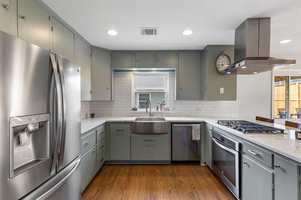 982 West 42nd Street Houston, TX 77018 - Photo 3 of 20 a kitchen with stainless steel appliances a sink cabinets and wooden floor
