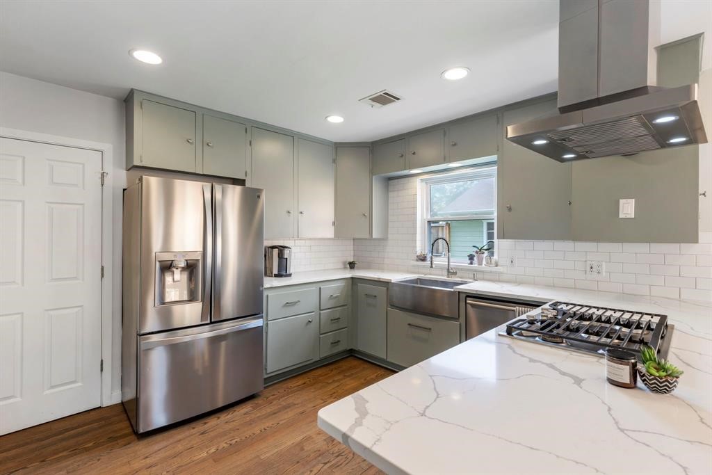 982 West 42nd Street Houston, TX 77018 - Photo 4 of 20 a kitchen with stainless steel appliances granite countertop a sink stove and refrigerator