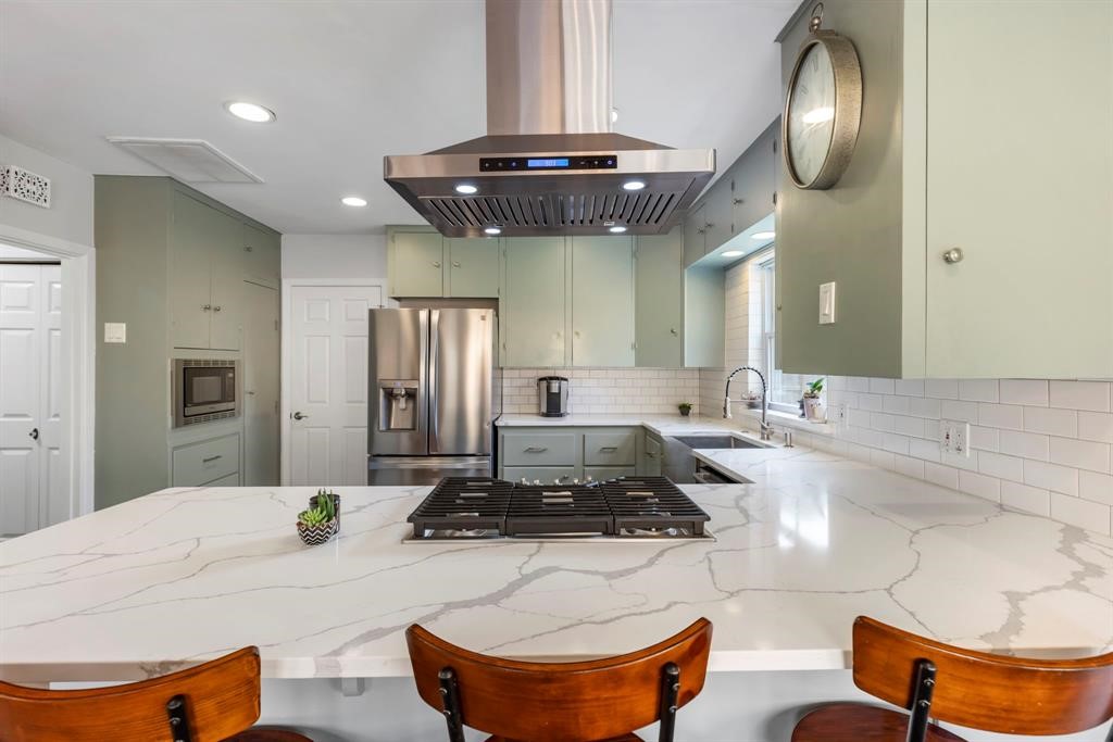 982 West 42nd Street Houston, TX 77018 - Photo 5 of 20 a large white kitchen with a stove a sink and dishwasher