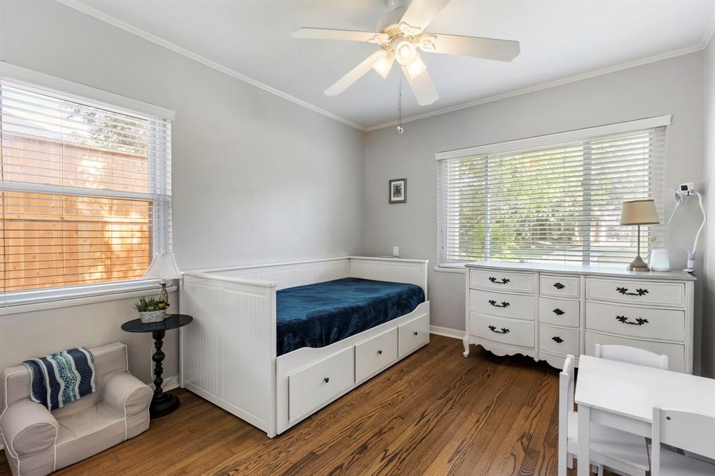 982 West 42nd Street Houston, TX 77018 - Photo 7 of 20 a bedroom with furniture and windows