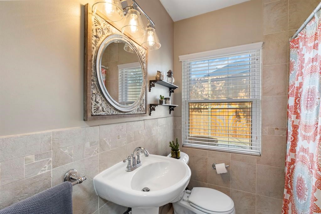 982 West 42nd Street Houston, TX 77018 - Photo 8 of 20 a bathroom with a toilet sink and mirror