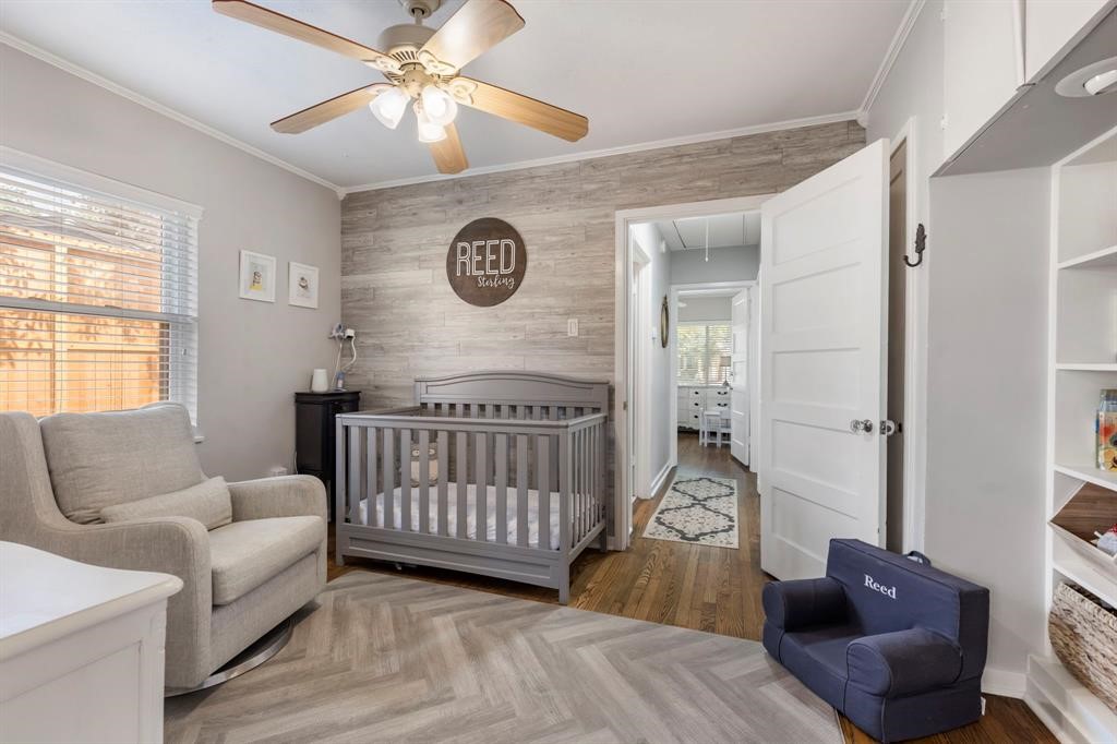982 West 42nd Street Houston, TX 77018 - Photo 9 of 20 a bedroom with furniture and a window