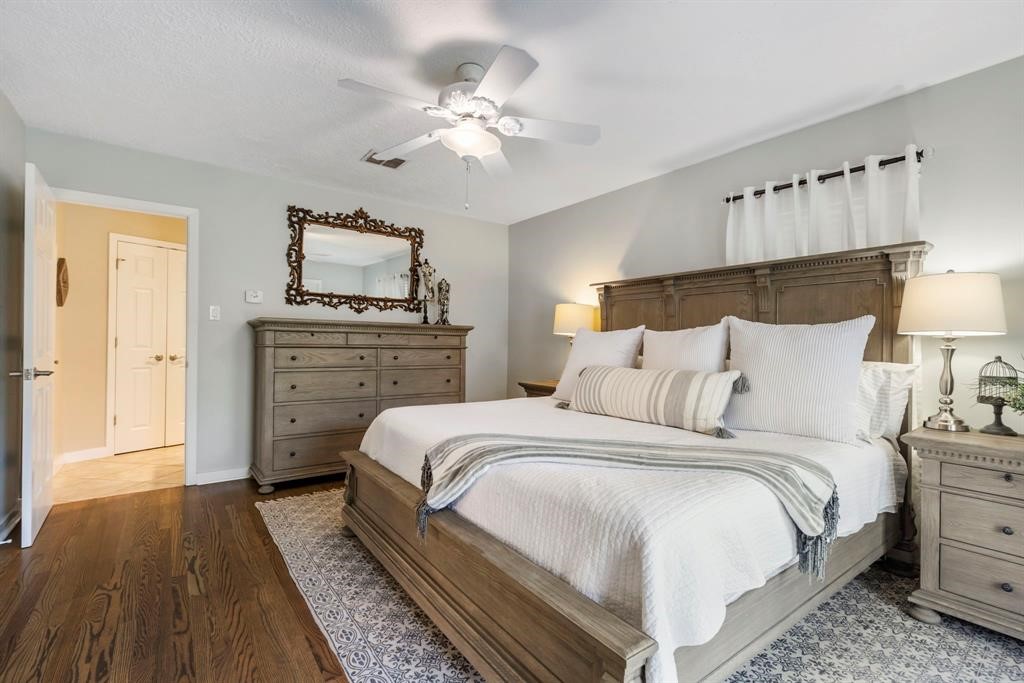 982 West 42nd Street Houston, TX 77018 - Photo 10 of 20 a spacious bedroom with a bed and a chandelier