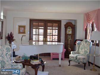 110 Hidden Hills Road Media, PA 19063 - Photo 3 of 12 Living Room