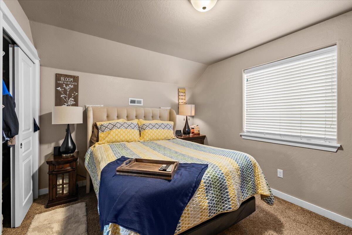 1459 Spring Street Medford, OR 97504 - Photo 16 of 22 1459 SpringSt_UpstairsBR