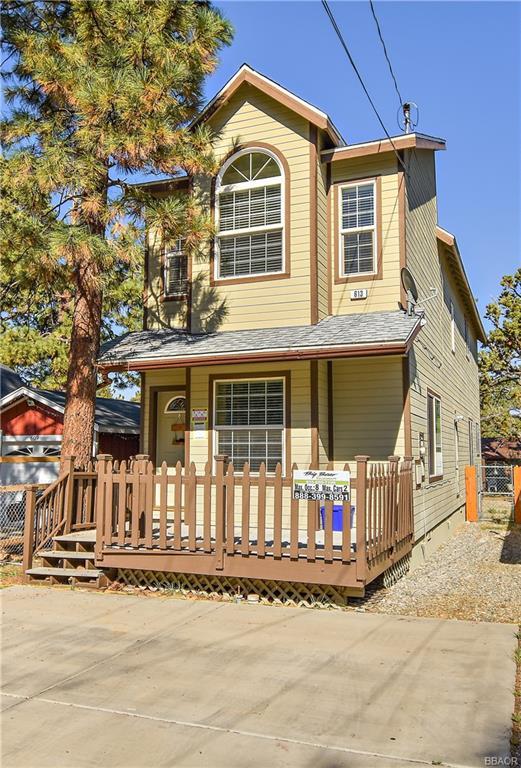 613 Riverside Avenue Sugarloaf, CA 92386 - Photo 1 of 27 a front view of a house with a yard