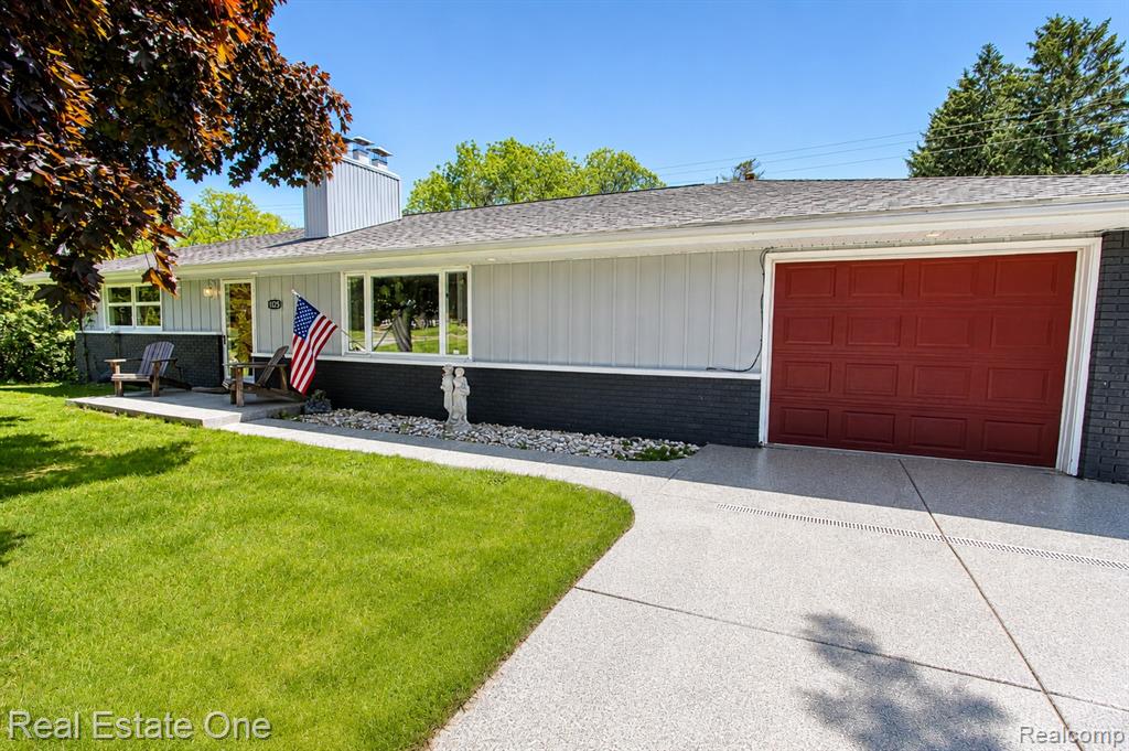 1325 South Hospital Road Waterford, MI 48327 - Photo 4 of 54