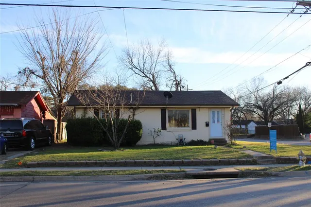 $2,300 | 104 East 6th Street, Irving, TX 75060