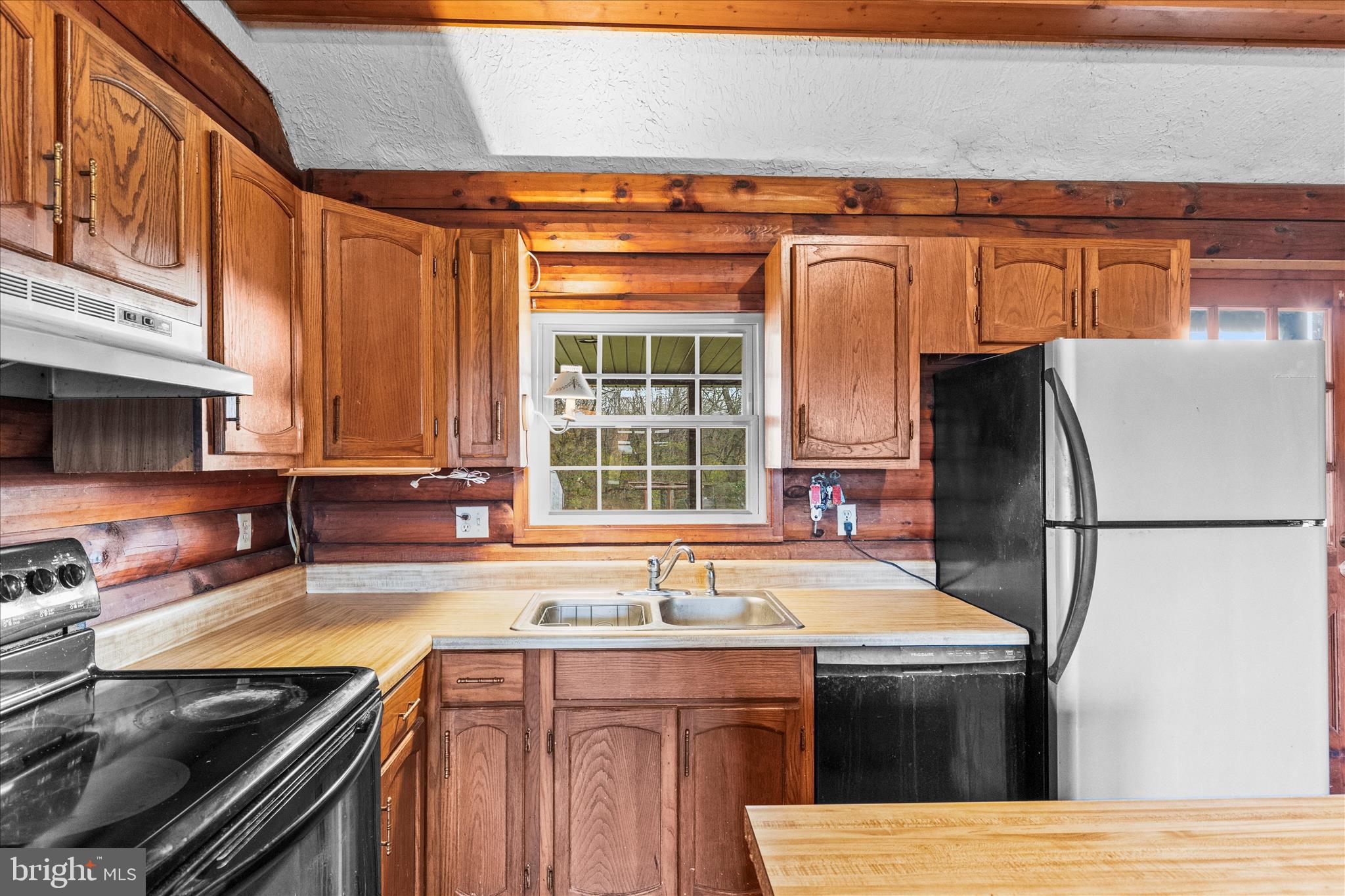 181 Gooseville Road New Oxford, PA 17350 - Photo 5 of 45 a kitchen with stainless steel appliances granite countertop a refrigerator a sink and a stove