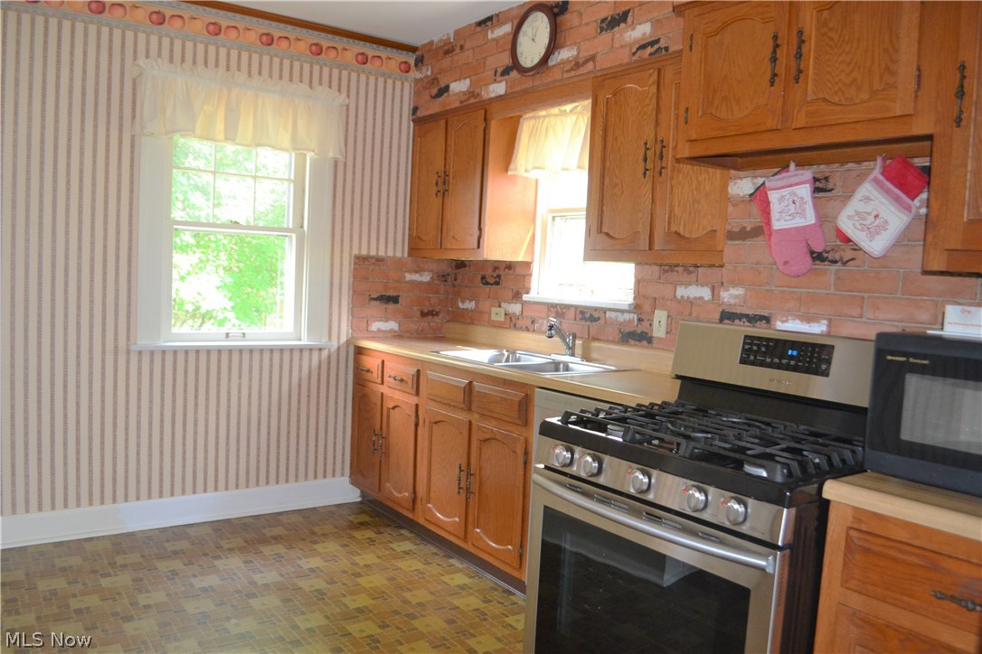 1247 Roland Road Lyndhurst, OH 44124 - Photo 8 of 16