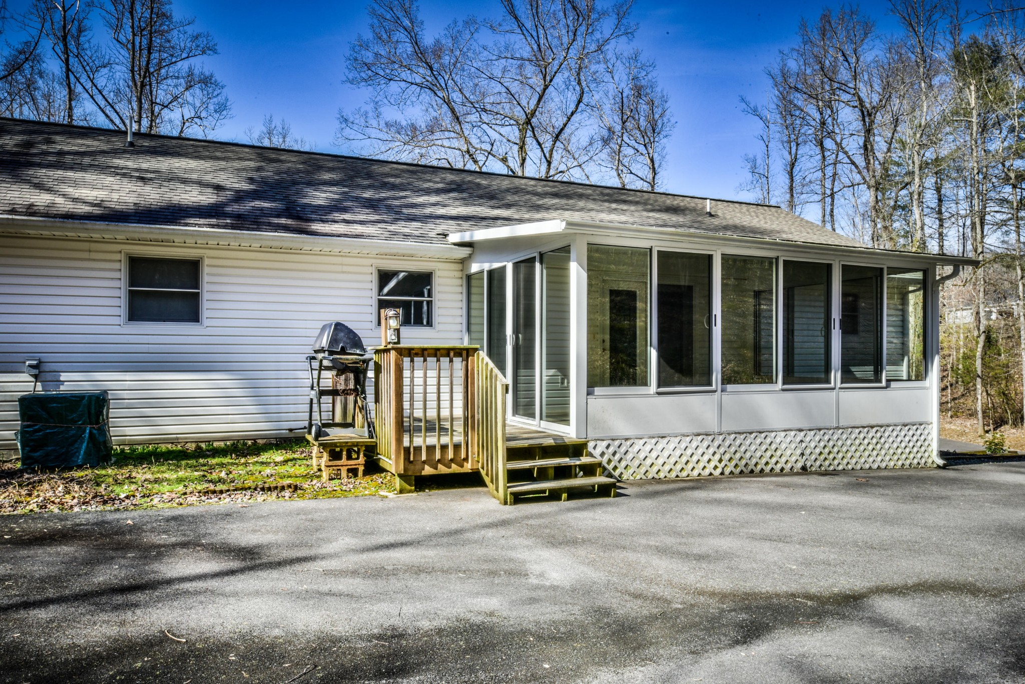1120 Autumn Breeze Road Newport, TN 37821 - Photo 3 of 38 a front view of a house with a garden