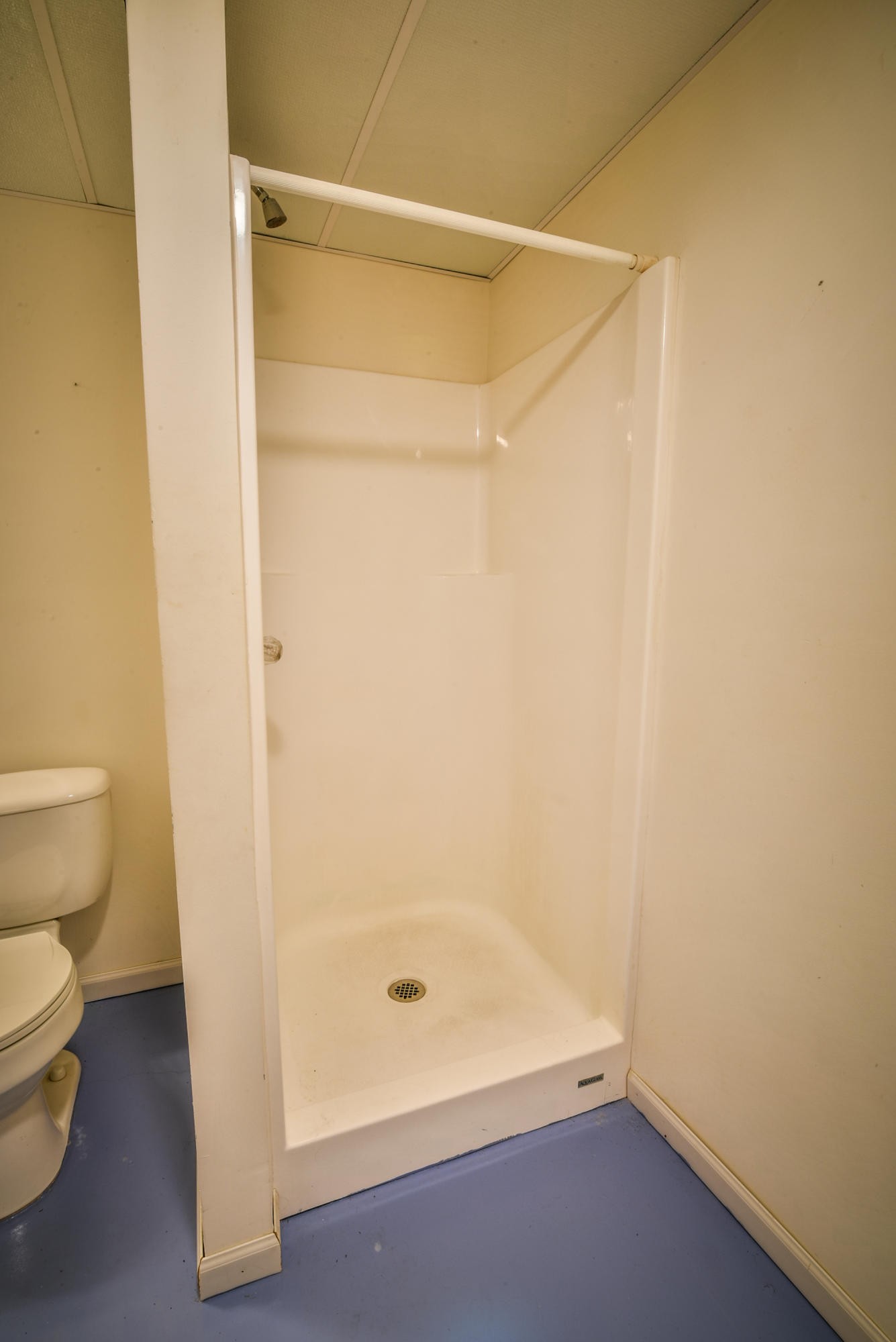 1120 Autumn Breeze Road Newport, TN 37821 - Photo 34 of 38 a bathroom with a shower and a toilet