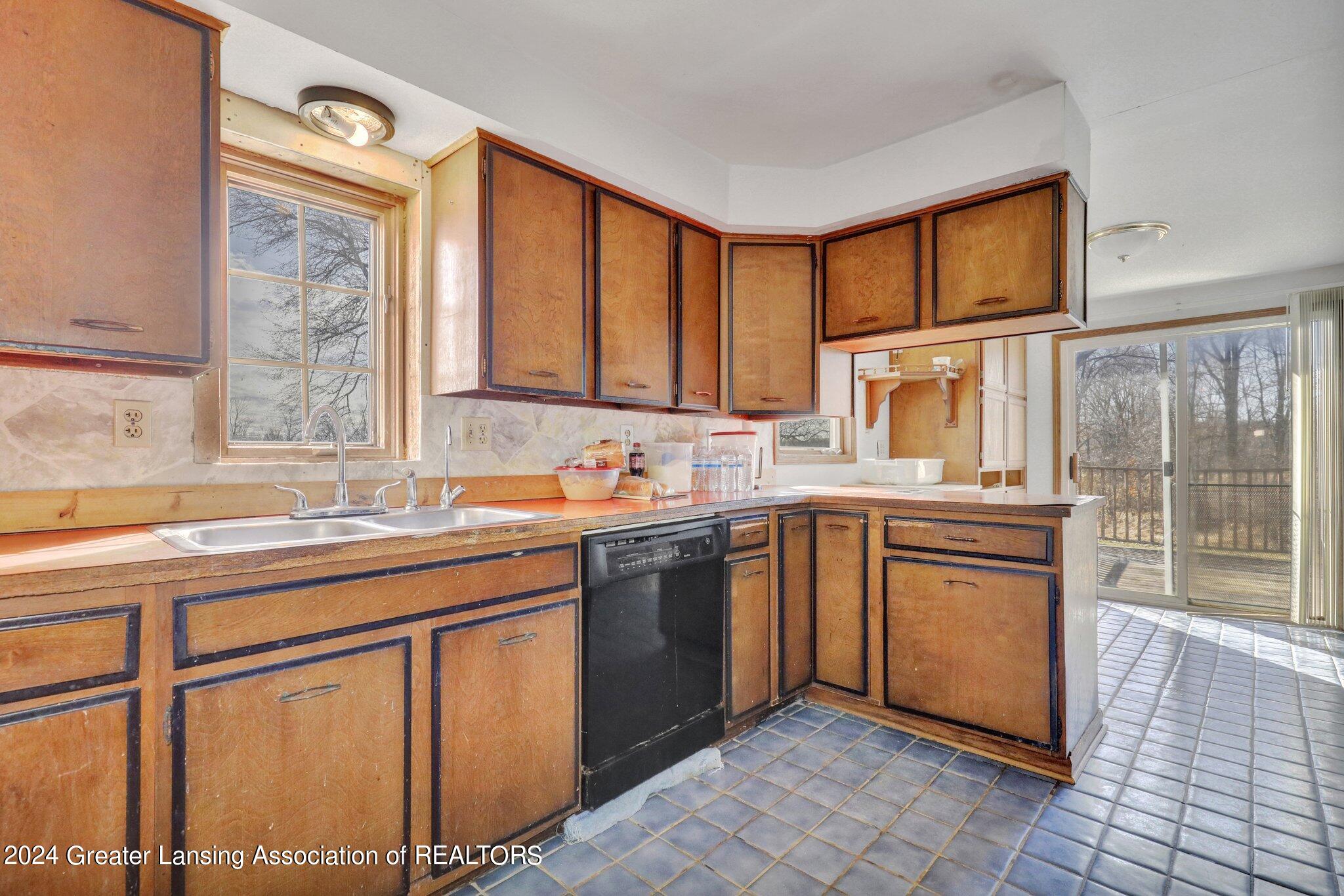 2369 North Gunn Road Holt, MI 48842 - Photo 10 of 31 3. Kitchen