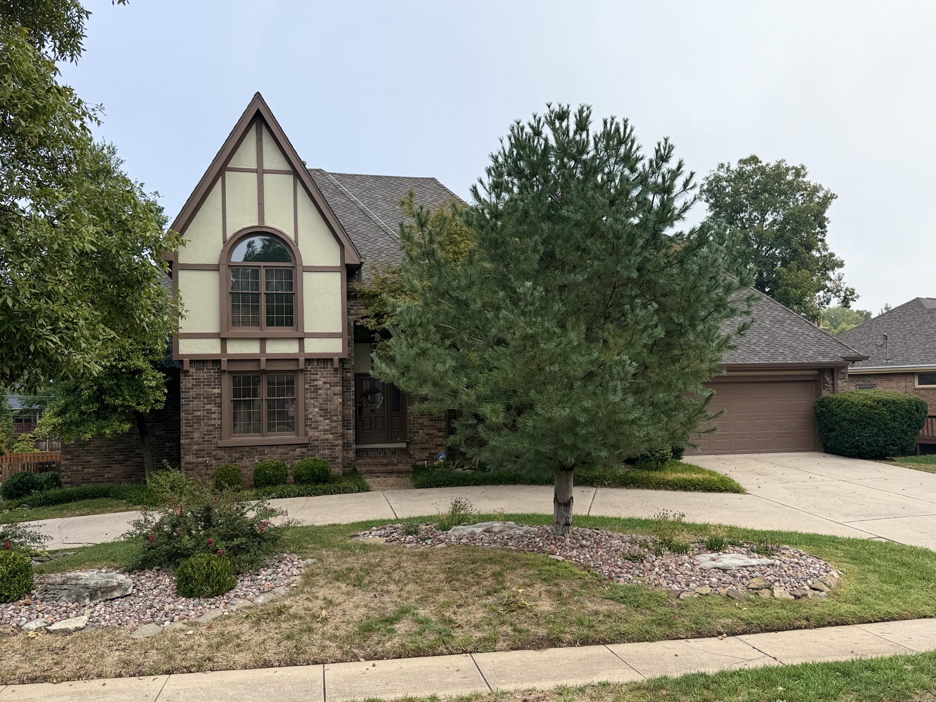 1921 East Nottingham Street Springfield, MO 65804 - Photo 1 of 41 IMG_9523
