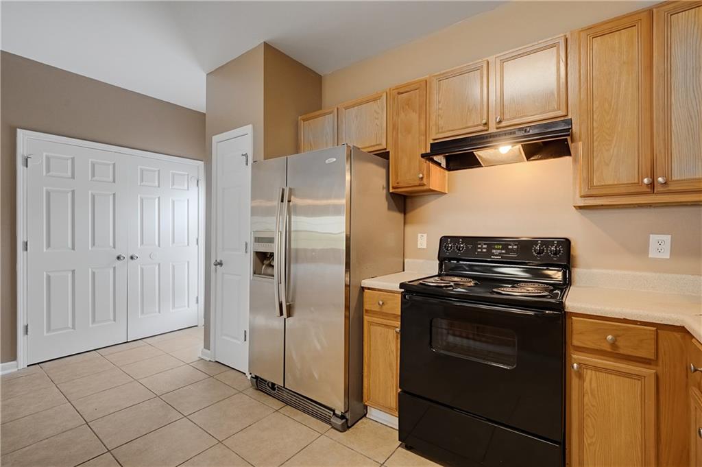 4203 Legacy Square Atlanta, GA 30349 - Photo 19 of 35 a kitchen with granite countertop a refrigerator stove and cabinets