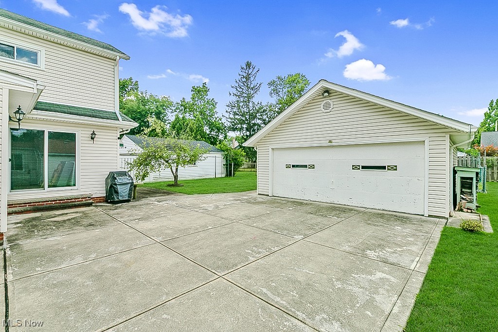 1656 Lyndhurst Road Lyndhurst, OH 44124 - Photo 35 of 39