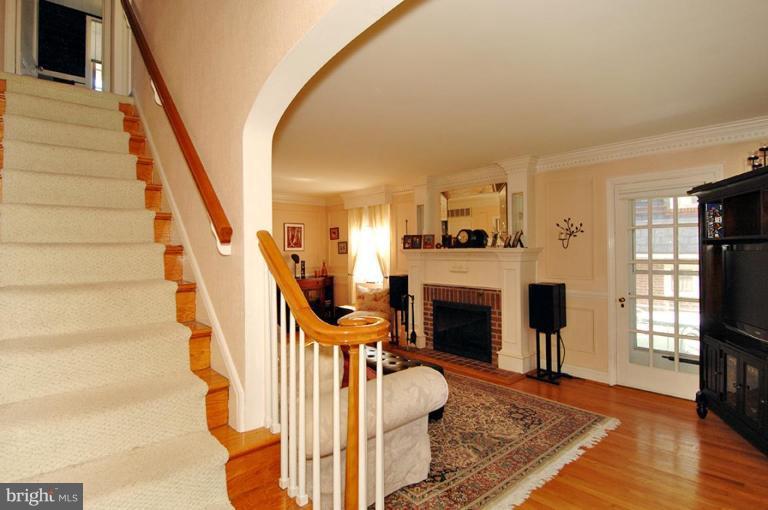 809 Dorchester Road Baltimore, MD 21229 - Photo 2 of 15 Entrance / Foyer