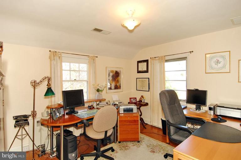 809 Dorchester Road Baltimore, MD 21229 - Photo 11 of 15 bedroom/office