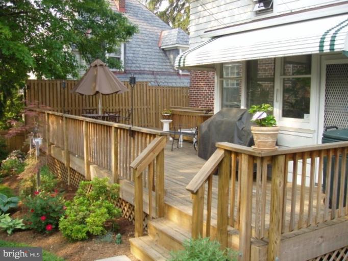 809 Dorchester Road Baltimore, MD 21229 - Photo 12 of 15 Deck