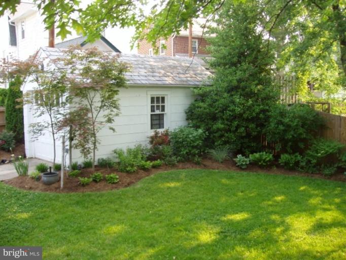 809 Dorchester Road Baltimore, MD 21229 - Photo 14 of 15 Garden #2