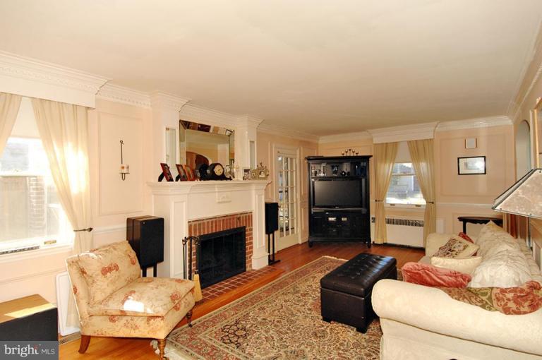 809 Dorchester Road Baltimore, MD 21229 - Photo 3 of 15 Living Room