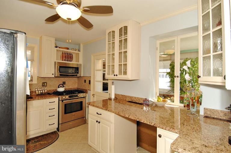 809 Dorchester Road Baltimore, MD 21229 - Photo 4 of 15 Kitchen
